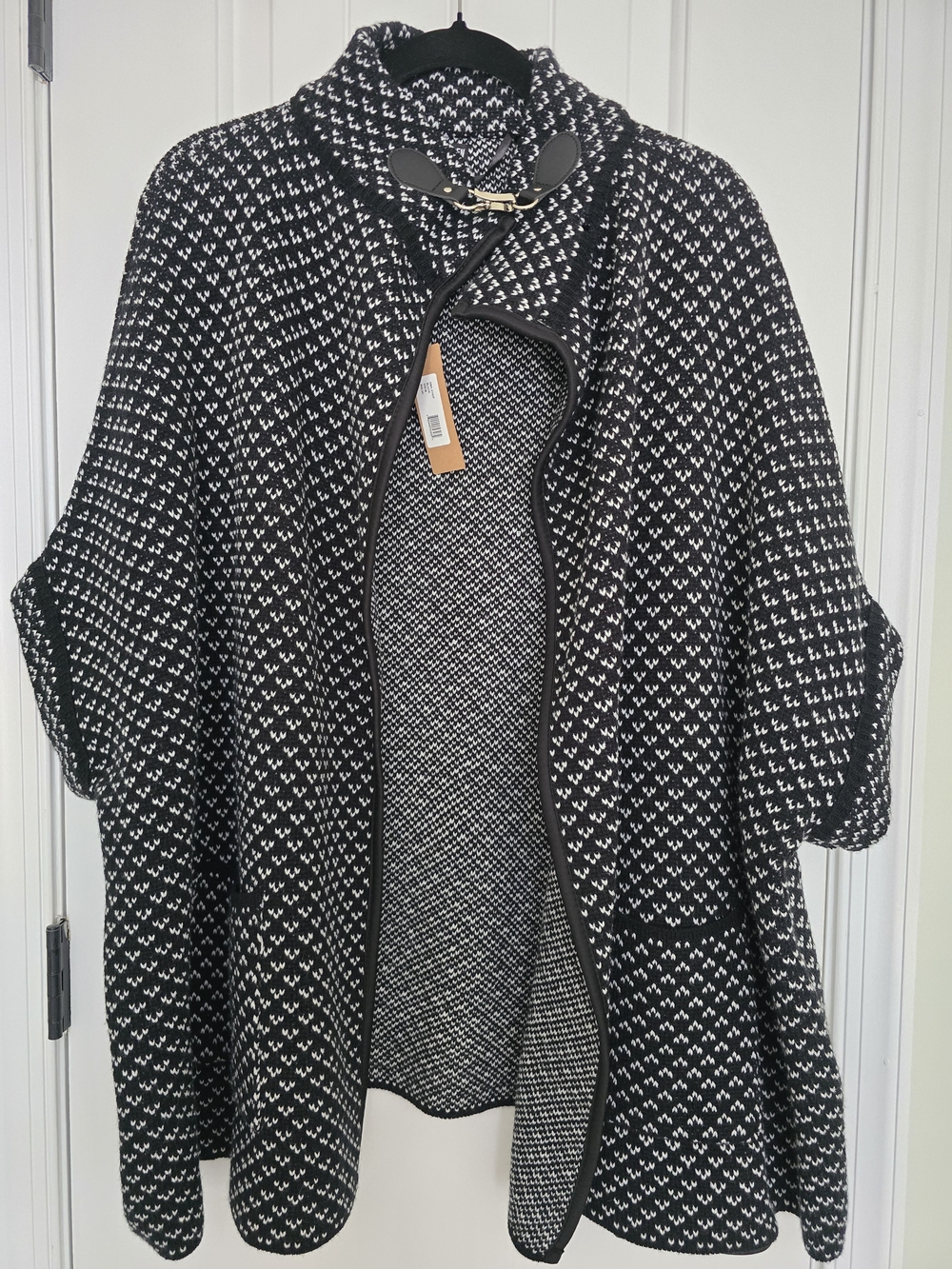 Black and White Patterned Women’s Sweater Cape